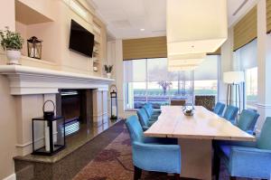 哥伦布希尔顿花园酒店哥伦布机场店的一间带桌椅和壁炉的用餐室