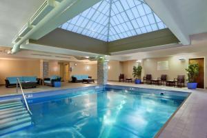 哥伦布俄亥俄州，哥伦布汉普顿酒店&套房的酒店大堂的游泳池,设有天窗