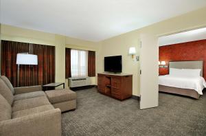 哥伦布俄亥俄州，哥伦布汉普顿酒店&套房的酒店客房配有床、沙发和电视。