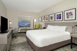 哥伦布哥伦布大学区希尔顿花园酒店的配有一张床和一台平面电视的酒店客房