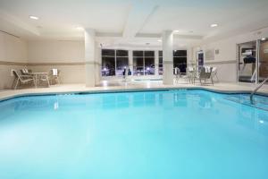 卡斯珀卡斯珀希尔顿花园旅馆的在酒店房间的一个大型游泳池