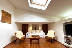 洛尔格Authentic Luxury Suite with collective Pool and Jacuzzi的客厅配有白色沙发和两把椅子