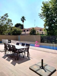 NáqueraExperience Valencia Bnb - Luxury Apartment Naquera Chalet 298 con Piscina的一个带桌椅和围栏的庭院