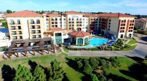 罗克沃尔Hilton Dallas/Rockwall Lakefront Hotel的享有带游泳池的度假村的空中景致