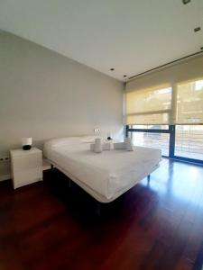 NáqueraExperience Valencia Bnb - Luxury Apartment Naquera Chalet 298 con Piscina的卧室设有一张白色大床和一扇窗户。