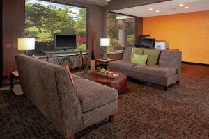 迈阿密斯堡代顿/迈阿密斯堡逸林套房酒店的客厅配有两把椅子和一张沙发