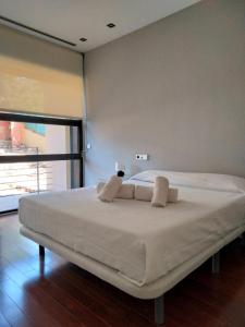 NáqueraExperience Valencia Bnb - Luxury Apartment Naquera Chalet 298 con Piscina的配有大窗户的客房内的白色床