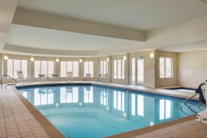 迪比克杜布克市区希尔顿花园旅馆的在酒店房间的一个大型游泳池
