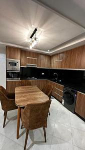 阿加迪尔Appartement Anir的厨房配有桌椅和炉灶。