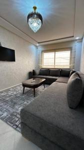 阿加迪尔Appartement Anir的带沙发和吊灯的客厅
