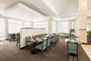 银泉Hilton Garden Inn Silver Spring White Oak的一间会议室,配有桌椅和白板