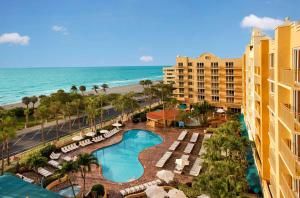 迪尔菲尔德海滩Embassy Suites by Hilton Deerfield Beach Resort & Spa的享有度假胜地的空中景致,设有游泳池和海洋
