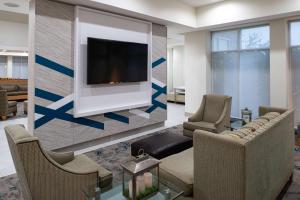 丹顿丹顿希尔顿花园酒店的客厅设有壁挂式平面电视。