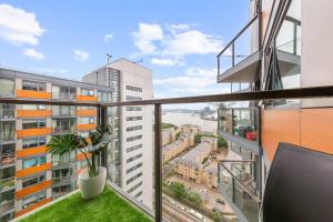 伦敦Mascutstay 2 Beds London skyline view的市景公寓阳台