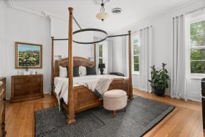皮克顿The CAPE的一间卧室配有一张天蓬床和地毯。