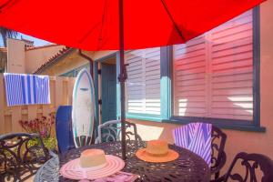 圣巴巴拉Castillo Inn at the Beach的一张桌子,上面有帽子,上面有冲浪板