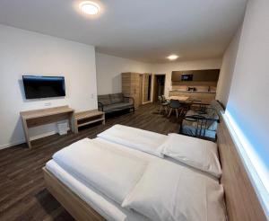 纽伦堡NB Apartments的一间带大床的卧室和一间客厅