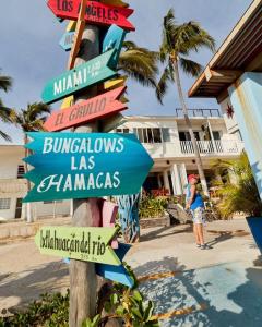 圣帕特里西奥梅拉克Bungalows Las Hamacas的柱子上有许多标志的街道标志