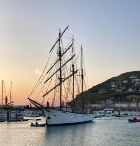 费康Charmant Studio avec vue sur le port et falaises的一艘大帆船坐在水中