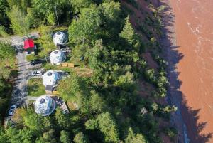 South MaitlandGravity Luxury Domes的河岸边一群营地的上方景色