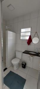 大普拉亚Pousada Aconchego Ocian的一间带卫生间、水槽和窗户的浴室