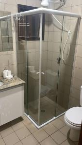 里贝朗普雷托Ravena 016的一间带卫生间的浴室内的玻璃淋浴间