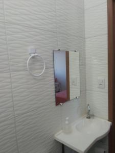 巴雷里尼亚斯POUSADA ROSA DOS LENÇÓIS的浴室设有白色水槽和镜子