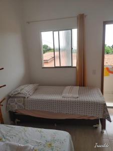 巴雷里尼亚斯POUSADA ROSA DOS LENÇÓIS的一间卧室设有两张床和窗户。