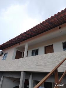 巴雷里尼亚斯POUSADA ROSA DOS LENÇÓIS的房屋的顶部设有阳台