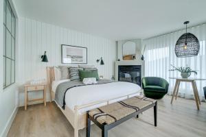 圣阿加瑟莫Les Lofts du Lac des Sables by KASANIA的一间卧室配有一张大床和一张绿色椅子
