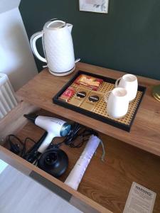 布罗姆斯格罗夫The Lookout的一张木桌,桌子上放着茶壶