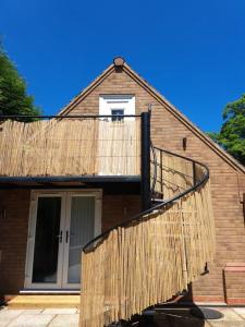 布罗姆斯格罗夫The Lookout的房屋设有通往阳台的木制斜坡