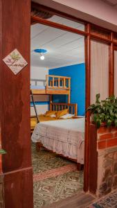 苏克雷Mi Angeline的一间卧室设有一张床和蓝色的墙壁