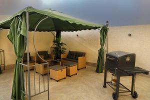 艾卜哈نزل ليلى الفندقية الفاخرة luxury的一个带烧烤架的帐篷