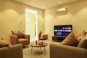 艾卜哈نزل ليلى الفندقية الفاخرة luxury的带沙发和平面电视的客厅