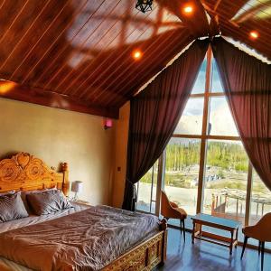 锡卡都Oasis Resort的一间卧室设有一张床和一个大窗户