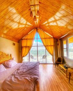 锡卡都Oasis Resort的一间卧室设有大型木制天花板和大窗户