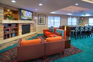 萨拉托加泉Residence Inn by Marriott Saratoga Springs的客厅配有沙发、椅子和壁炉