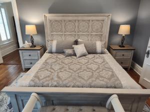 Hickory House B & B的一间卧室配有一张带2个床头柜的大床