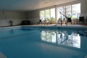 西雅茅斯Sunbird Cape Cod Resort的大楼内一个蓝色的大型游泳池