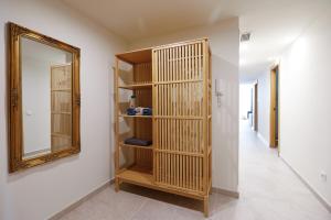 马塔罗Mediterranean City的更衣室设有镜子和走廊