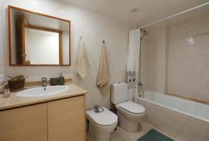 马塔罗Mediterranean City的浴室配有卫生间、盥洗盆和浴缸。