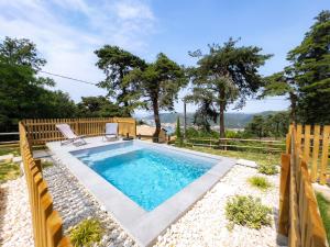 Ozon-LA BOOA- Maison écologique 65m2 -Piscine privée- Ardèche GESTLOC的院子里一个带两把椅子的游泳池