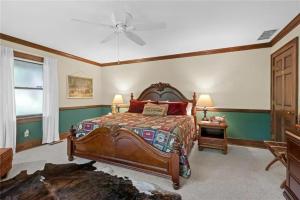 尤里卡斯普林斯White River Mountain Manor- Million dollar view的一间卧室配有一张大床和吊扇