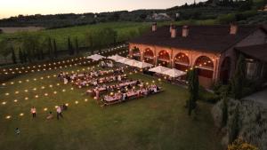 阿雷佐Il Palazzo - Agriturismo, Winery的谷仓草坪上婚礼招待会的头顶景色