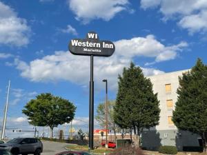 亚特兰大Western Inn Marietta的建筑前西卫 ⁇ 旅馆标志