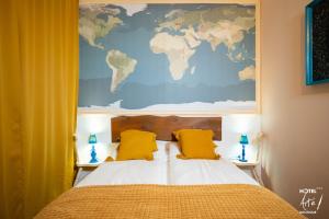 伯伊莱图什纳德Art'e Boutique Hotel的墙上有一张世界地图的卧室
