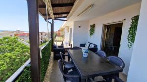 Blue Horizon Calabria - Seaside Apartment 120m to the Beach - Air conditioning - Wi-Fi - View - Free Parking的阳台或露台