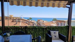 Blue Horizon Calabria - Seaside Apartment 120m to the Beach - Air conditioning - Wi-Fi - View - Free Parking的阳台或露台