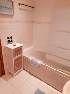 托雷拉Verde Ria apartamento的带浴缸和盥洗盆的浴室